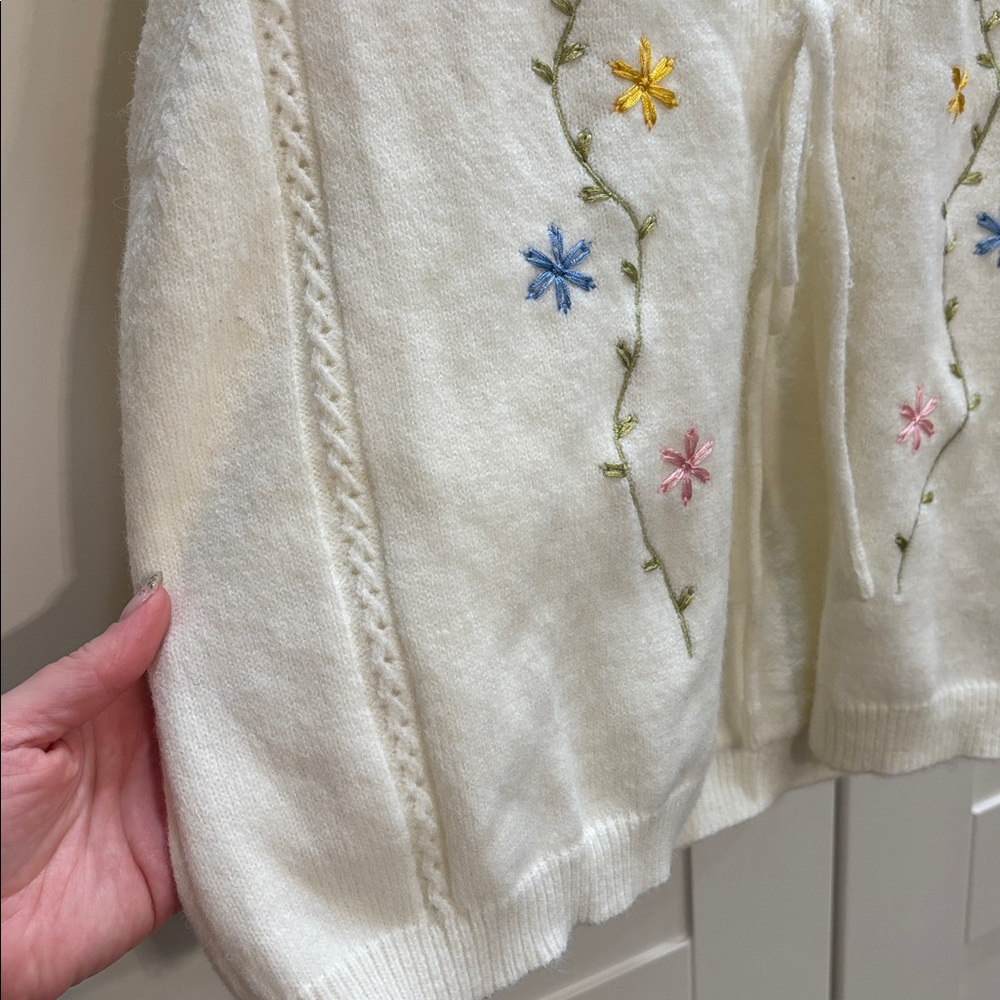 SHEIN Cream V-Neck Tie-Front Sweater Vest with Embroidered Flowers - Picture 4 of 5